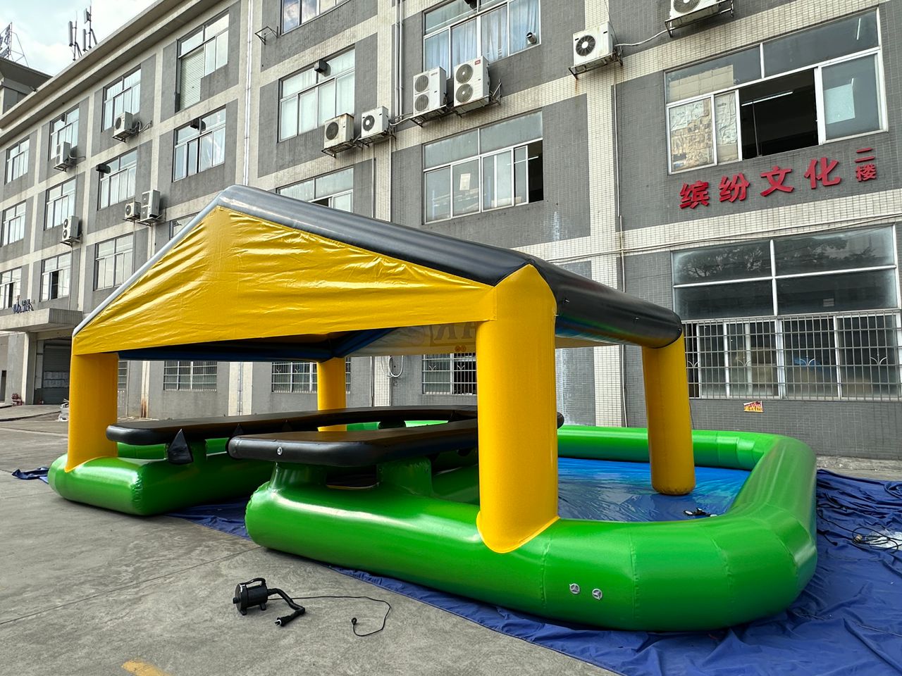 Inflatable bar with pool 
