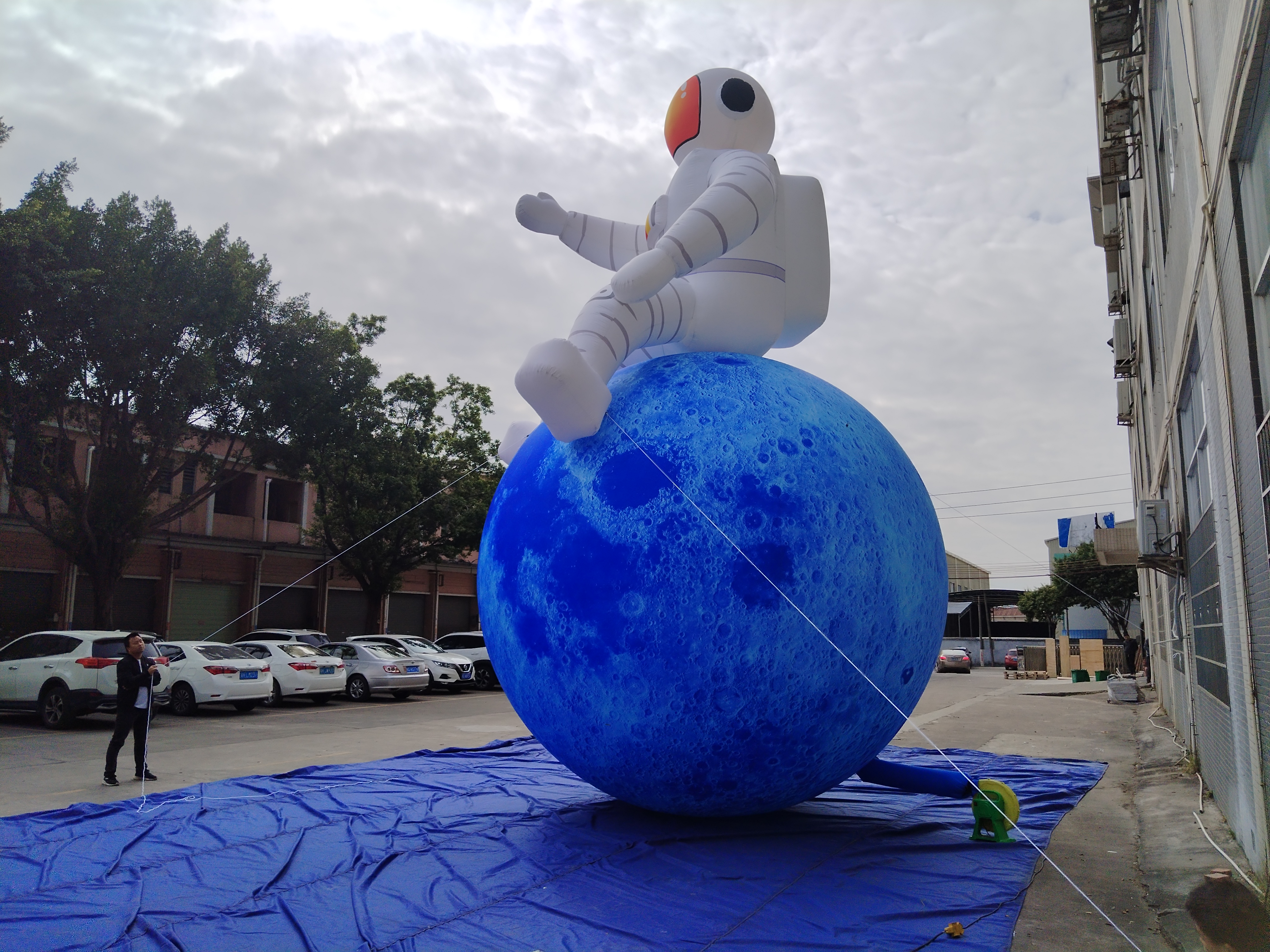 Inflatable Astronauts land on the moon with led light
