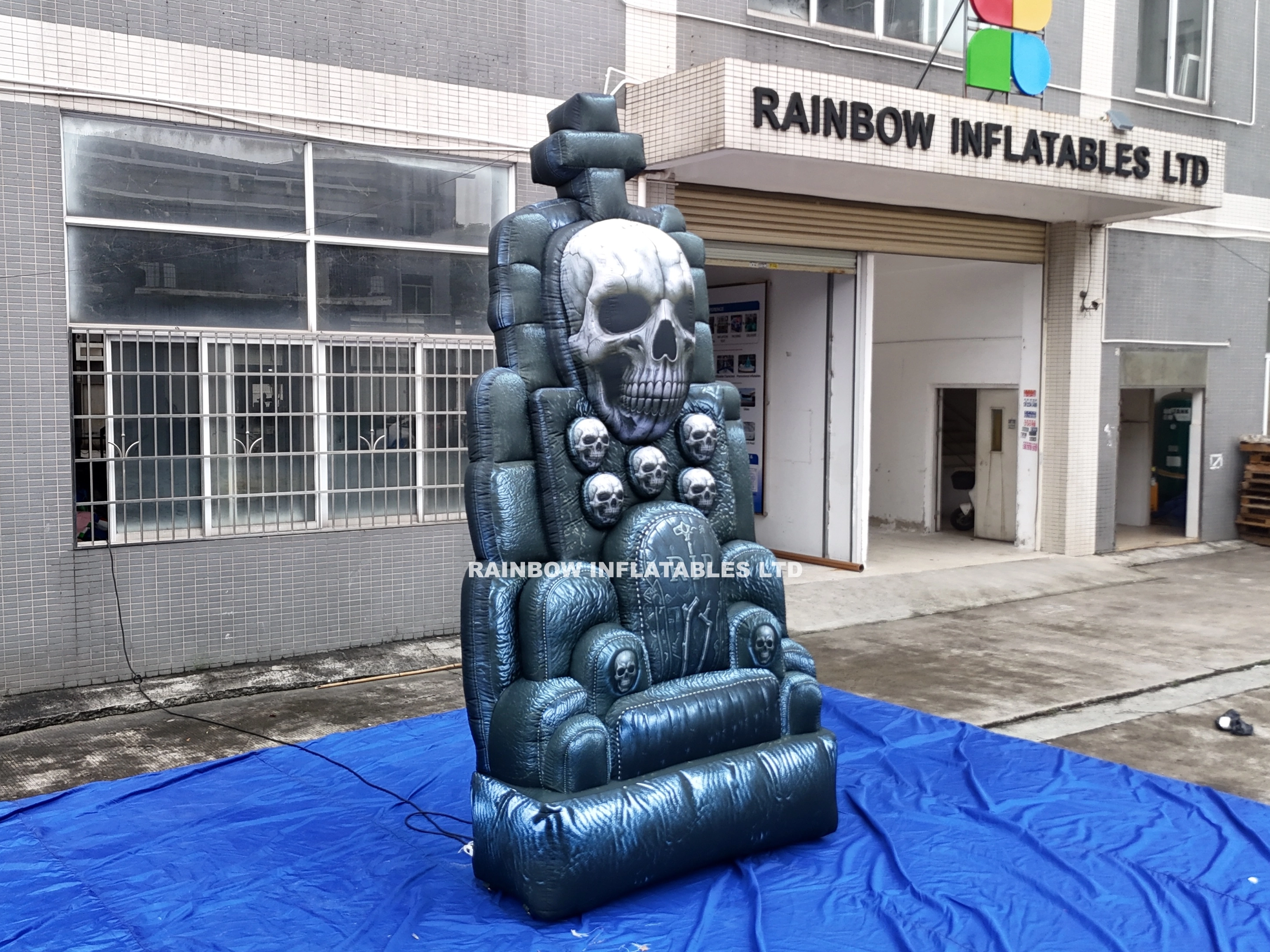 Custom Large Inflatable RIP Gravestone with Skulls for Outdoor Event Decor