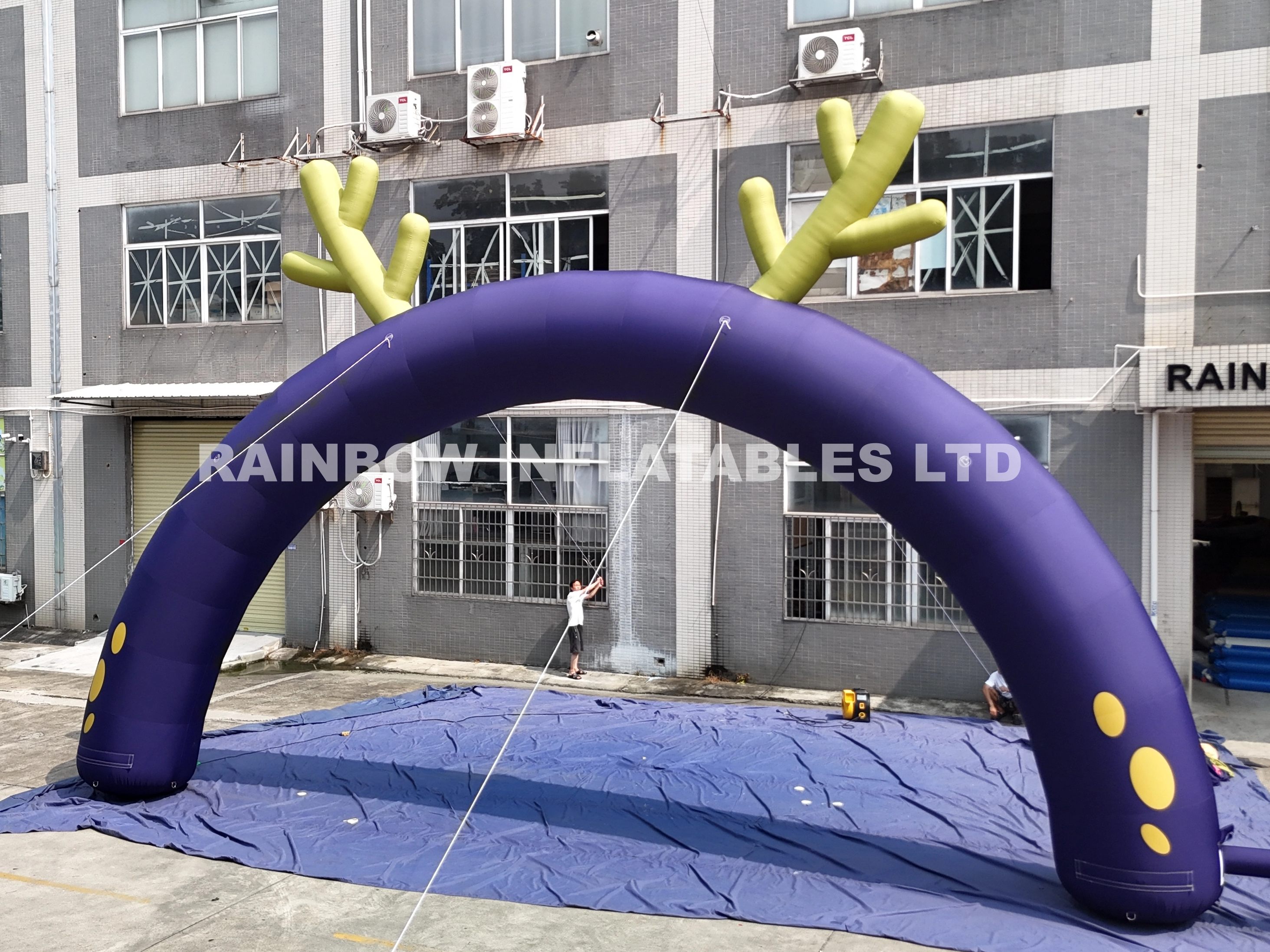 Custom Giant Inflatable Deer Arch for Outdoor Events and Entrance Decoration